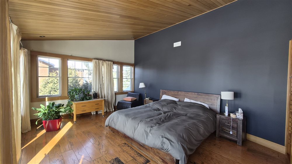 Chambre avec mur accent bleu ardoise