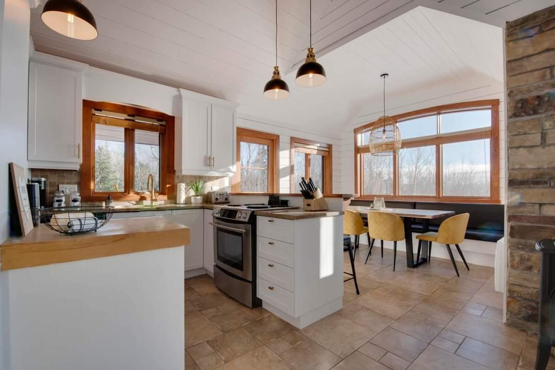 Cuisine de chalet, armoires blanches