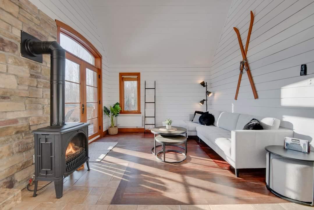 Salon de chalet avec poêle à bois