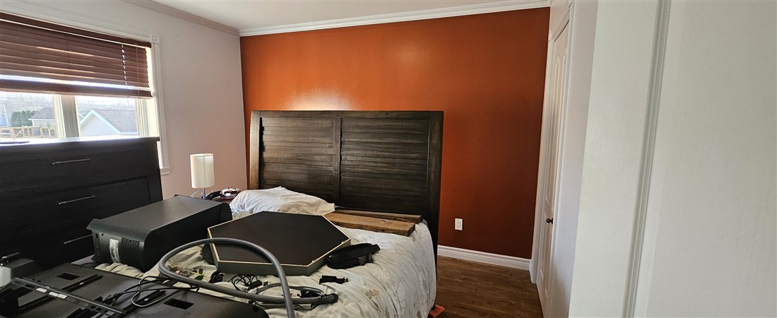 Chambre avec mur accent terra cotta